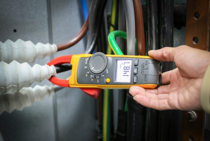 Принцип работы токовых клещей Принцип работы токовых клещей